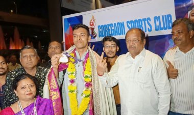  थॉमस कप विजेता बैडमिंटन खिलाड़ी चिराग शेट्टी का शानदार वेलकम: सांसद श्री गोपाल शेट्टी ने हवाई अड्डे पर किया सम्मानित