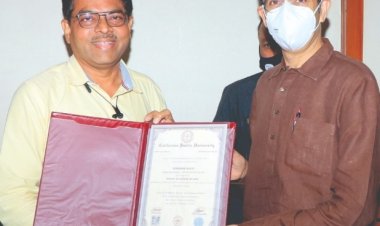 सुभाष दळवी याना मानद डॉक्टरेट पदवी : मुख्यमंत्री श्री.उध्दव जी बाळासाहेब ठाकरे यांनी कौतुक करून केल अभिनंदन