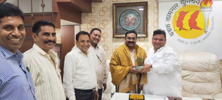 धड़क कामगार मोर्चा ने डॉ द्रिगेश यादव को सम्मानित किया