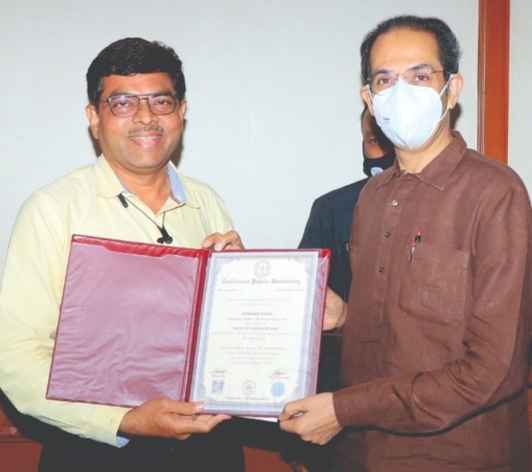 सुभाष दळवी याना मानद डॉक्टरेट पदवी : मुख्यमंत्री श्री.उध्दव जी बाळासाहेब ठाकरे यांनी कौतुक करून केल अभिनंदन