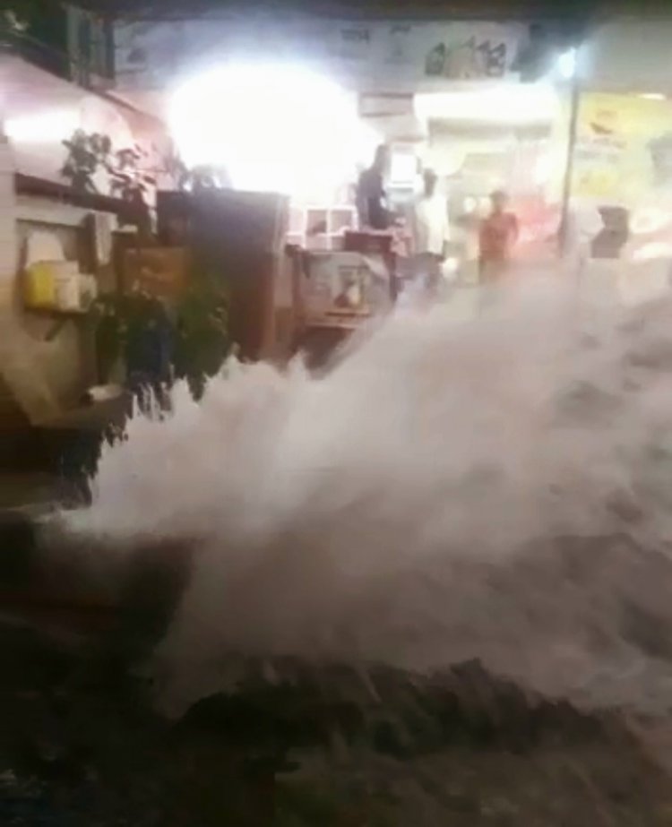 दहिसर में CC रोड के काम के दौरान पानी की पाइप लाइन फूटी