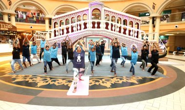 वी कैन वी विल फाउंडेशन के बच्चों ने ग्रोवेल्स 101 मॉल में किया योगासन