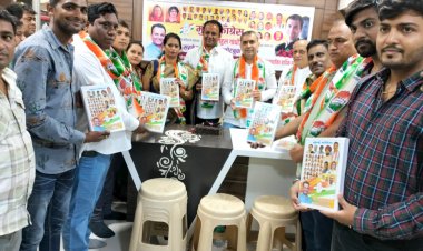 समरस फाउंडेशन कार्यालय- बोरीवली में लांग नोटबुक का वितरण