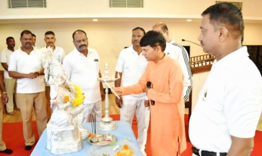 अंतर्राष्ट्रीय योग दिवस पर  एस.आर.पी.एफ. जवानों ने योगीराज भारतेंदु के साथ किया योगाभ्यास