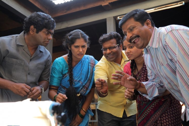 विनोदाच्या बादशाहांचा 'भिरकीट'  १७ जूनला उडणार हास्याचे फवारे 