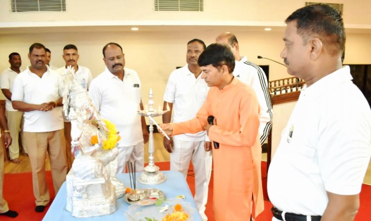 अंतर्राष्ट्रीय योग दिवस पर  एस.आर.पी.एफ. जवानों ने योगीराज भारतेंदु के साथ किया योगाभ्यास