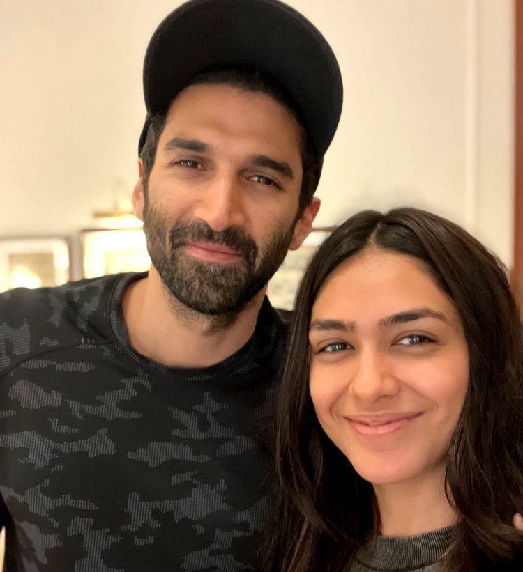 मृणाल ठाकुर दिल्ली में फिल्म गुमराह के सह-कलाकार आदित्य रॉय कपूर के साथ हुई रीयूनाइट