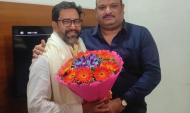 नवनिर्वाचित सांसद दिनेश लाल यादव से मिलने पहुंचे फिल्म निर्माता रमेश नय्यर