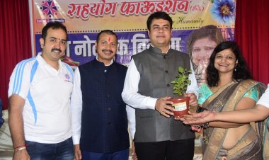 सहयोग फाउंडेशन द्वारा जरूरतमंद विद्यार्थियों को लांग नोटबुक वितरित