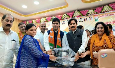 उत्तर भारतीय मोर्चा द्वारा  सिलाई मशीनों और हियरिंग एड का वितरण 