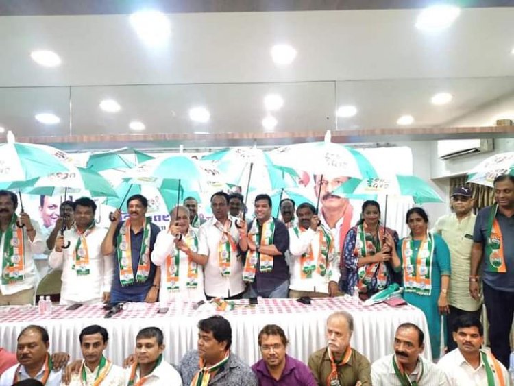 मुंबई कांग्रेस के बैनर तले डॉक्टर किशोर सिंह द्वारा 600 वरिष्ठ नागरिकों को मुफ्त छतरी वितरण...