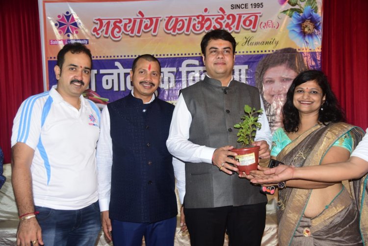 सहयोग फाउंडेशन द्वारा जरूरतमंद विद्यार्थियों को लांग नोटबुक वितरित