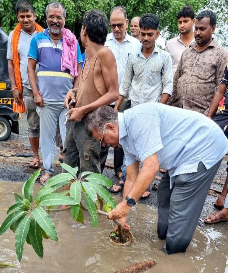 पूर्व नगरसेवक श्री कमलेश यादव ने दी मनपा अधिकारियों को चेतावनी : खड्डों में आज वृक्षारोपण किया है, अब करेंगे घेराव !