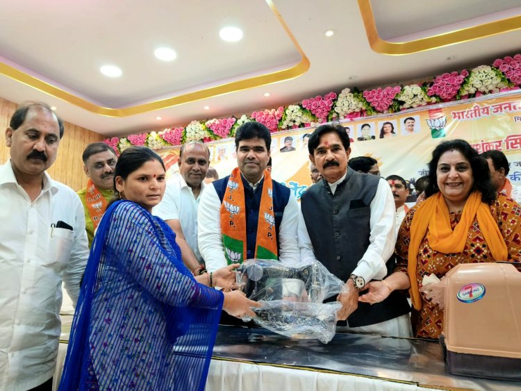 उत्तर भारतीय मोर्चा द्वारा  सिलाई मशीनों और हियरिंग एड का वितरण 