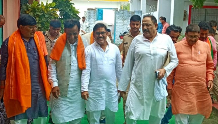 श्री घनश्याम दुबे स्नातकोत्तर महाविद्यालय-सुरियावां में टेबलेट/ स्मार्टफोन का वितरण 