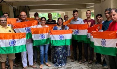 कांदिवली में घर–घर तिरंगा पहुंचाने में जुटीं पूर्व नगरसेविका सुनीता यादव