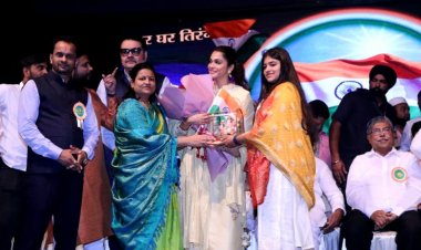 Isha Koppikar Takes part in "Har Ghar Tiranga" Campaign, ahead of Independence Day