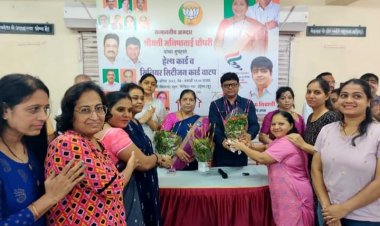 स्वामी विवेकानंद स्कूल में सीनियर सिटीजन कार्ड और हेल्थ कार्ड का वितरण