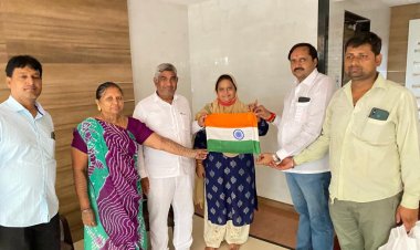 बीजेपी नगरसेवक मनोज रामनारायण दुबे ने घर-घर बांटा तिरंगा
