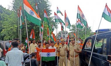 कांवरियों के संग खुटहन पुलिस ने निकाली तिरंगा यात्रा