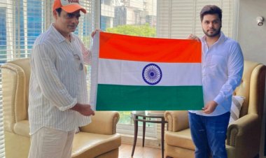 बॉलीवुड अभिनेता अभिमन्यु सिंह को भाजयुमो उपाध्यक्ष शिवम सिंह ने दिया तिरंगा