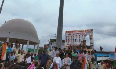 बदलापुर के इंदिरा चौक पर बाबा दुबे ने फहराया 121 फीट ऊँचा तिरंगा