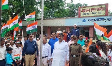 श्री बजरंग इंटर कॉलेज में प्रबंधक अनिल सिंह ने लहराया तिरंगा