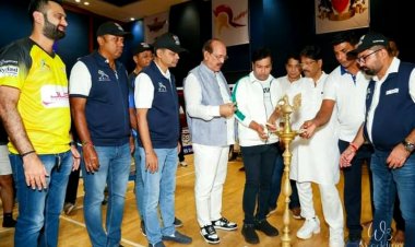 त्रिदिवसीय बैडमिंटन टूर्नामेंट के आयोजन के उद्घाटन में पहुंचे मुंबई कांग्रेस के ट्रेजरर भूषण पाटिल...