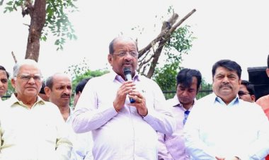 सांसदों द्वारा भारतरत्न श्री अटल जी की भव्य प्रतिमा को वंदन तथा सांसद श्री गोपाल शेट्टी का अभिनंदन ....