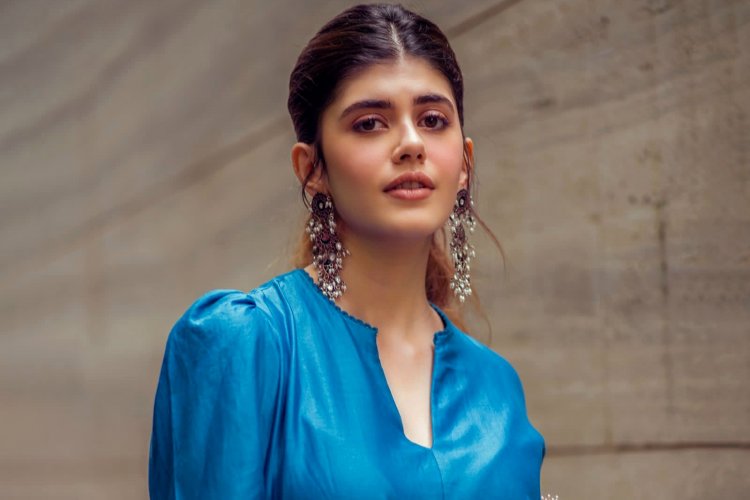 How can we have mid-week blues when Sanjana Sanghi is here to illuminate your day with her glorious looks !