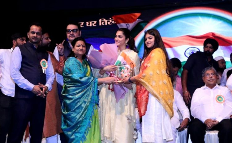 Isha Koppikar Takes part in "Har Ghar Tiranga" Campaign, ahead of Independence Day