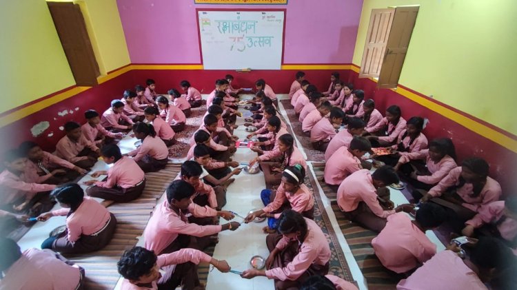 विद्यालय में सामूहिक रक्षा बंधन बना एक मिसाल