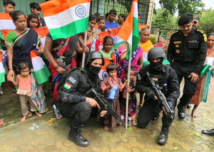 26एससीजी ,एनएसजी ब्लैक कैट कमांडोज का आदिवासी इलाकों में मिशन तिरंगा ध्वज वितरण ...