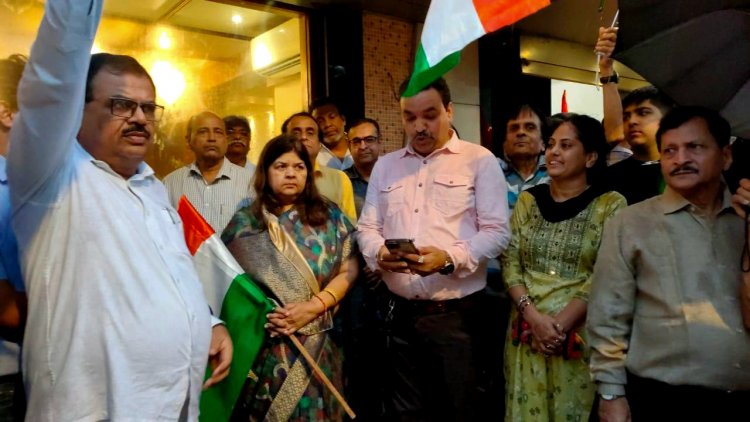 आज़ादी का अमृत महोत्सव : गोरेगांव में तिरंगा विद्युत पोल का लोकार्पण