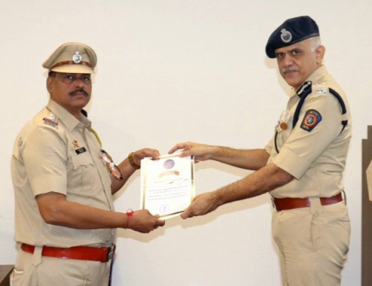 सीनियर पी आय श्री मिलिंद देसाई को मिला बेस्ट डिटेक्शन अवार्ड