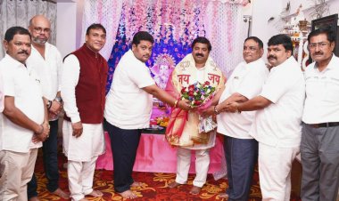 विधायक राम कदम गणपति दर्शन के लिए रमेश सिंह के आवास पर पहुंचे