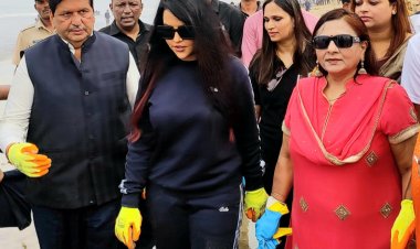 दिव्याज फाउंडेशन संग जानी-मानी हस्तियों द्वारा जुहू चौपाटी पर सफाई अभियान 