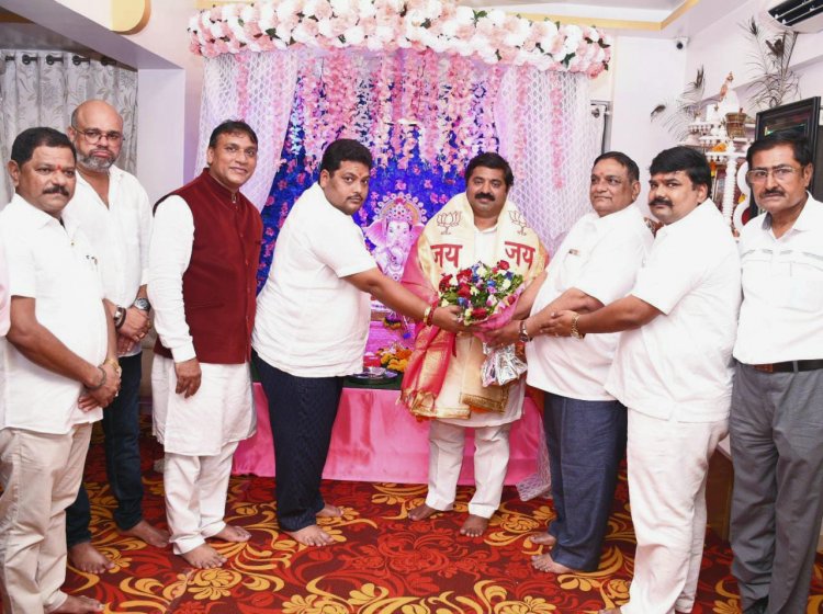 विधायक राम कदम गणपति दर्शन के लिए रमेश सिंह के आवास पर पहुंचे