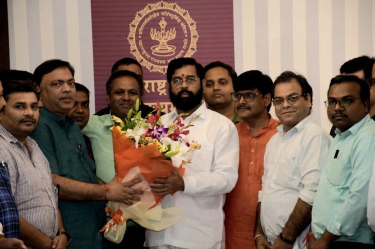 THANK YOU CM : मुंबई में हिंदी पत्रकार भवन बनाने की मांग लेकर मुख्यमंत्री से मिले वरिष्ठ पत्रकार 