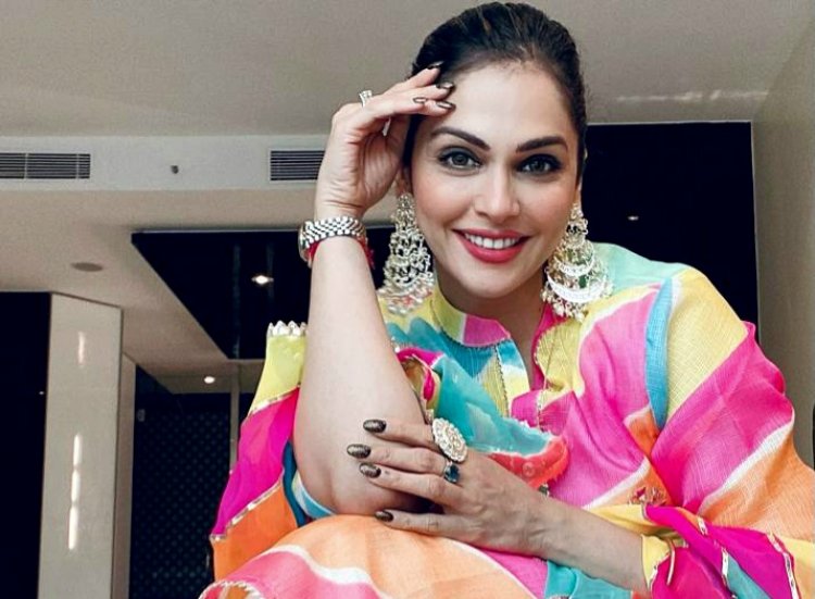 Isha Koppikar Narang pays a colorful tribute to 9 colours of Navratri ...