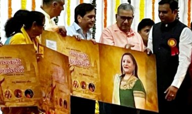 चौपाटी के विशाल मंच पर पुस्तक "भारत भाग्य निर्माता - अनकही कहानियां" के कवर पेज का अनावरण