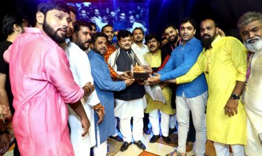 गरबा महोत्सव में सबको फ्री एंट्री देकर विधायक  प्रवीण दरेकर ने जीता सबका दिल : उत्तर मुंबई भाजयुमो ने 25 हजार युवक-युवतियों की ओर से किया उन्हें सम्मानित !