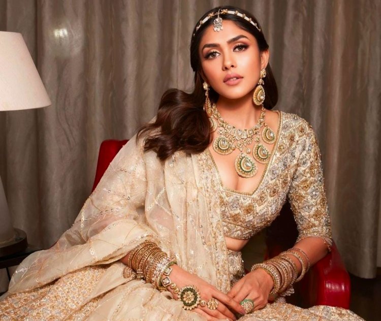 Mrunal Thakur ecstatic to take centre stage, made her debut performance on stage at the 67th Filmfare Awards South....