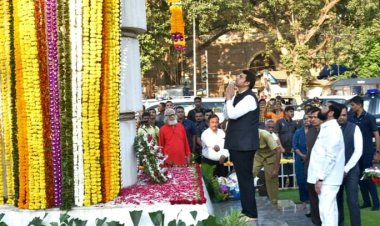 JAI MAHARASHTRA  : मुख्यमंत्री एकनाथ शिंदे और उप-मुख्यमंत्री देवेंद्र फडणवीस द्वारा शहीद स्मारक पर अर्पित की गई पुष्पांजलि