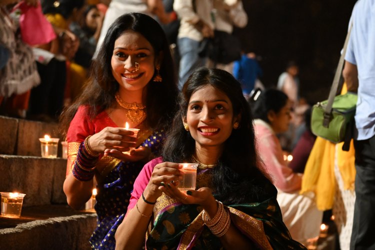 त्रिपुरारी पूर्णिमा के अवसर पर मुंबई के बाणगंगा तालाब पर दीपोत्सव का भव्य और दिव्य आयोजन हुआ, इस दौरान दीप प्रज्वलित करती नारी शक्ति के कुछ अद्भुत चित्र और महाआरती के दृश्य  , ये है हमारा प्यारा हिंदुस्तान ( फोटो सौजन्य : मनीष)