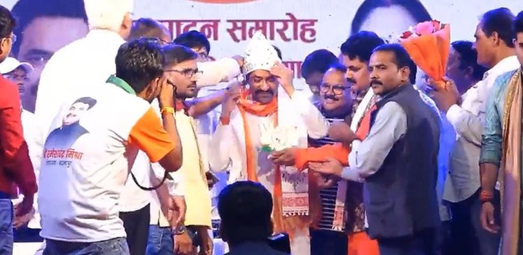 बदलापुर महोत्सव में प्राथमिक शिक्षकों ने सांसद दिनेशलाल यादव निरहुवा को किया सम्मानित 