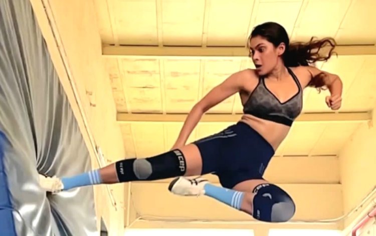 ACTION BEGINS : लोपमुद्रा मार्शल आर्ट और जिम्नास्टिक की कड़ी ट्रेनिंग लेकर बन रहीं हैं स्ट्रॉन्ग !