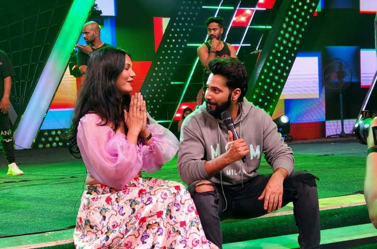 IFFI में वरुण धवन ने एक्ट्रेस रुपाली सूरी के साथ भेड़िया बनकर लगाई चीख!