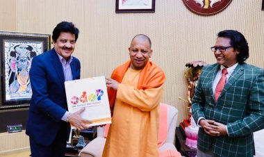 नोएडा फ़िल्म फ़ेस्टिवल को लेकर उत्तर प्रदेश के मुख्यमंत्री योगी श्री आदित्यनाथ से मिले उदित नारायण और कैलाश मासूम