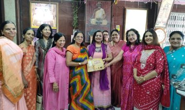 Mahavir Swami Derasar Mahila Mandal :  चौथी वर्षगांठ पर आकर्षक आरती थाली प्रतियोगिता का आयोजन